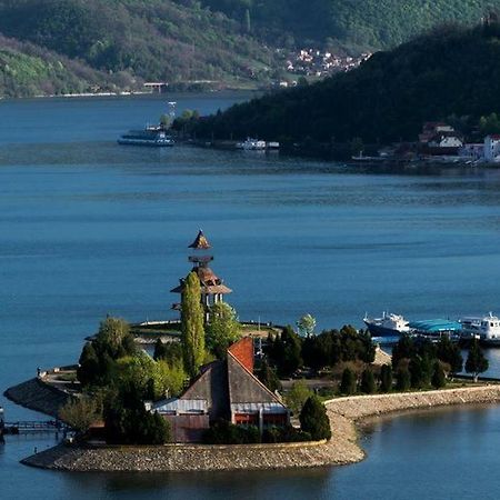 Adrya Appartamento Orşova Esterno foto