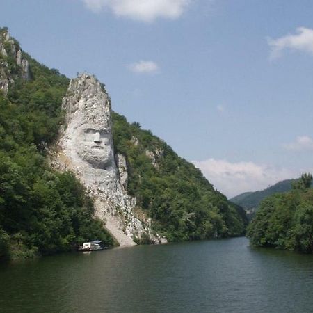 Adrya Appartamento Orşova Esterno foto
