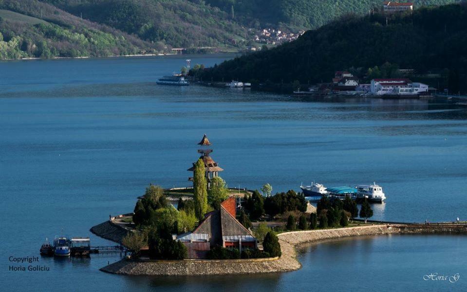 Adrya Appartamento Orşova Esterno foto
