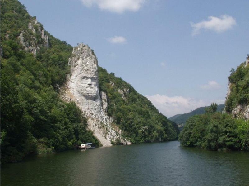 Adrya Appartamento Orşova Esterno foto
